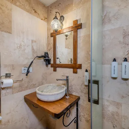 Rocca Stone House Hotel *
